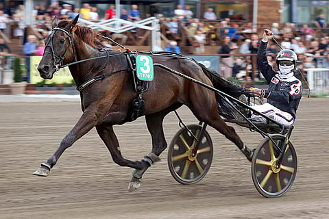 Kenneth Danielsen tuuletti Dusktodawn Boogien voittoa. Tallikaveri Speedy Norwegian varmisti kaksoisvoiton.