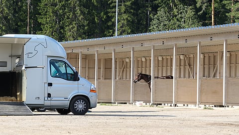Mikkelissä tutustutaan hevosiin ja raveihin varikolta käsin.