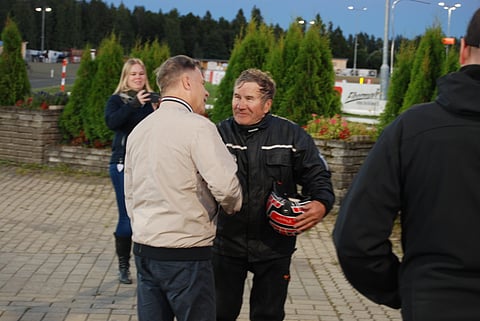 Risto Airaksiselle sateli onnitteluja Kobe Webin voiton jälkeen.