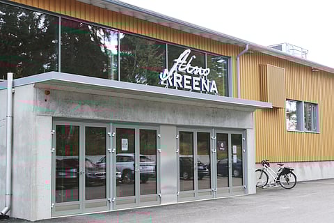 Aino Areenan vieressä toimii ratsastuskoulu.