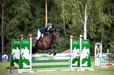 Telma Lumialan ratsastama Valo Rols otti kahden päivän aikana vain yhden puomin ja voitti 6-vuotiaiden suomenhevosten Kasvattajakilpailun.