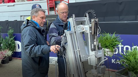 Lars Roepstorff ja Oliver Hoberg varmistavat mekaanisen kavion avulla, että radan pinta on kunnossa HIHS:ssä.