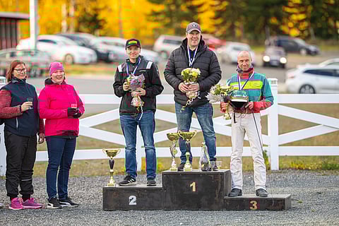 Kuopion raveissa amatööriohjastajien kärkikolmikko podiumilla: Toni Ripatti (74 pist.), Sami Nummi (84 p.) ja Jani Suonperä (66 p).