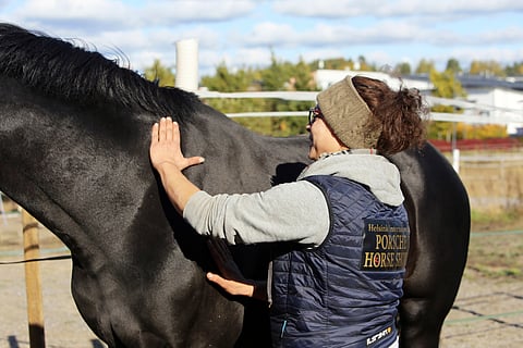 Jasmin Varsta painottaa, että faskioiden eli lihaskalvojen käsittelyn ei tarvitse olla kivuliasta.