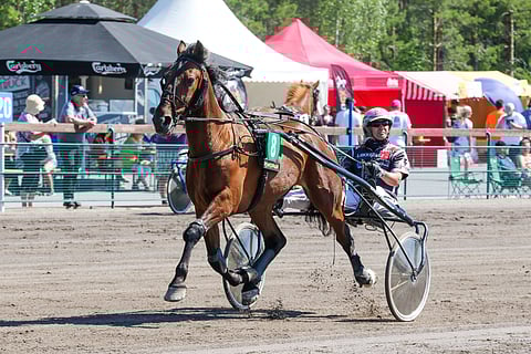 Antti Teivainen ajoi Kurir Broddea juhannuksena Härmässä.