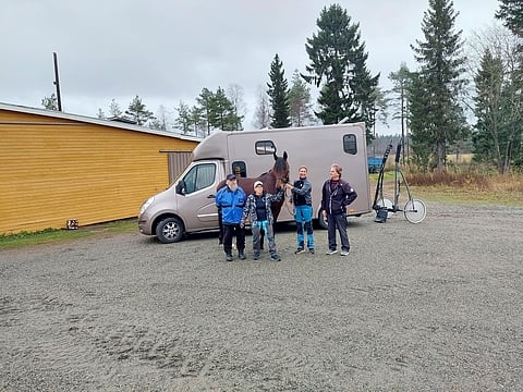 Taustajoukot suuntaamassa Bodeniin, josta tuliaisina oli nelossija. Kuvassa hevosen vasemmalla puolella ovat Juhani ja Eila Väätämöinen, oikealla puolella Päivi Granat ja Juhanin veli Reijo Väätämöinen.