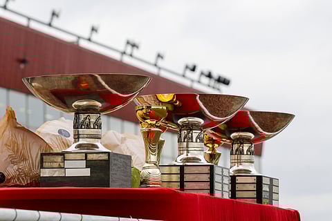 Nimilaatat tunnistettavan pokaalin jalustassa kantavat mukanaan toinen toistaan meritoituneimpien ravureiden nimiä, joista yksi on Venice.