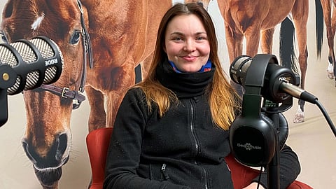 Ravivalmentaja Etta Pakkanen vierailee Hevosurheilin Tallikahvio-podcastissa.