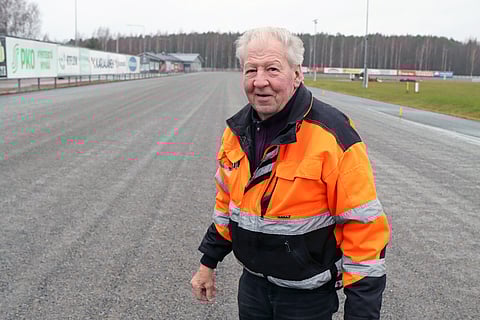 ”Jotennii se, kun tuolla seisattuu ajattelemaan tuota asiaa, niin mikähän siinä radanhoidossa on sitten kiehtonut niin paljon? Siihen en ole vielä löytänyt vastausta.”