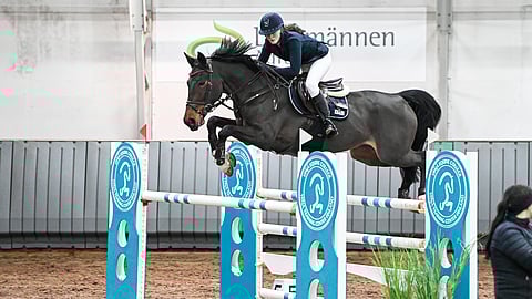 Pinja Varsanpää ja Hazel voittivat junioreiden hallikultaa.