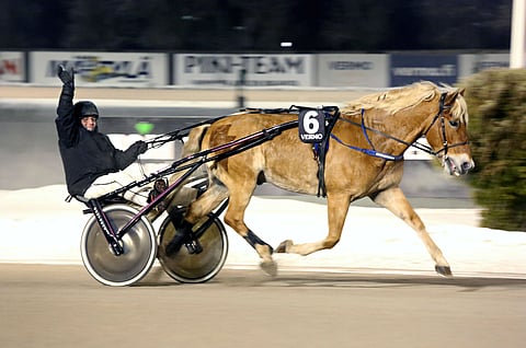 Markku Pasanen heilutti voiton ja hyvästien merkiksi Vermon yleisölle Rokin Maxin voiton jälkeen.