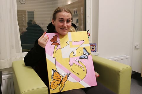 Enni Jarnilan sylissä oleva taulu kuvaa hänen 10-vuotiasta Puppu-koiraansa. Taulun on tehnyt Jarnilan nyrkkeilyvalmentaja.