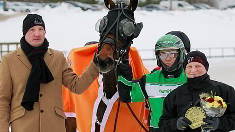 MAS Filbertin kanssa kuvassa Lappeenrannan toimitusjohtaja Teemu Keskitalo, Markus Dahlström ja Tanja Dahlström.