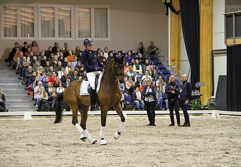 Henri Ruoste esiintyi Rossetin kanssa yleisölle viiimeisen kerran Ratsastuskeskus Ainon klinikassa.