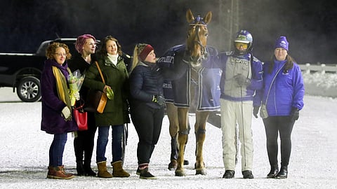 Patulaine oli iltapäivän toinen yllättäjä. Osaomistajat vasemmalla Niina Keskinen ja Meija Lahtinen, heidän takanaan radan edustajana Johanna Heinonen.