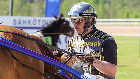 Veli-Erkki Paavola ohjastaa ja valmentaa Amazing Mayta. Hän on myös tamman osaomistaja.