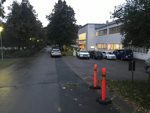 Ruskeasuon alueella toimii valmennustalleja ja ratsastuskouluja.