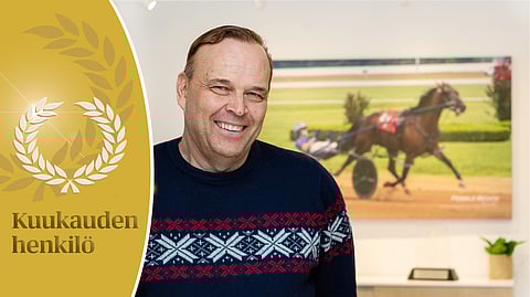 Matts Sjöblom takanaan taulu Pebble Beachista.