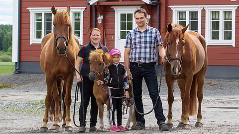 Olli-Matti Porola, Johanna Sokka, Ryti-Tyttö ja Siirin Hilla perhepotretissa.