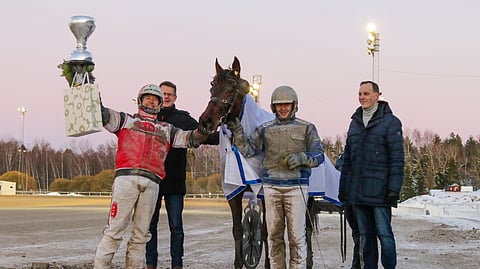 Hierro Bokon Talvimaljan voittokuvissa valmentaja Hannu Korpi, vedonlyöntikonsultti Jari Vähänen, ohjastaja Jarmo Saarela ja Vermon puheenjohtaja Mikko Salminen.