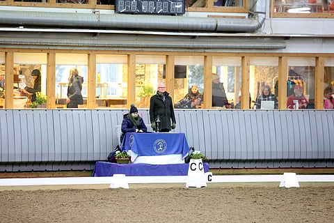 Norjalaistuomari Kjell Myhre tuomaroinnin tiimellyksessä.