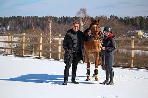 Tytär Petra Heikkinen on esteratsastuksen senioreiden Suomen mestari. Isä Jarmo Heikkinen on intohimoinen raviharrastaja ja hevosenomistaja.