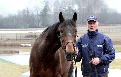 Unohtumaton valjakko Victory Tilly ja Stig H Johansson maaliskuisessa sateessa vuonna 2023, pari vuosikymmentä kaviourien urotekojen jälkeen.