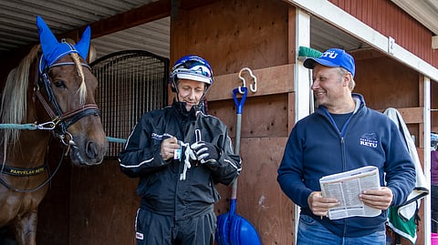 Parvelan Retu, valmentaja Petri Laine ja osaomistaja Ismo Koskinen ennen kauden avausstarttia Killerillä.