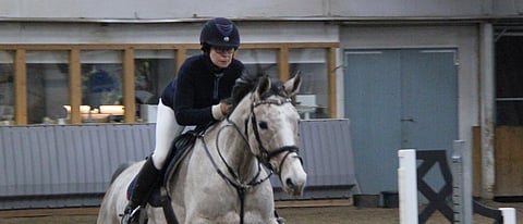 Satu Väihkönen ja Laverna KS Hevosopiston Opistohallissa.