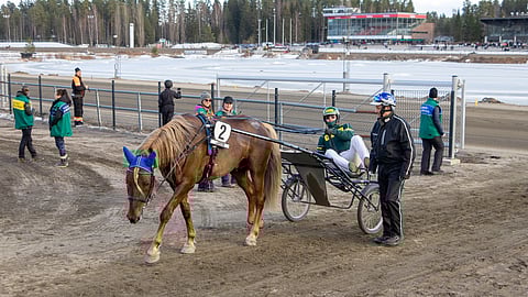 Parvelan Retu tulossa lämmitystä Hannu Torvisen kanssa. Petri Laine ottaa suojattinsa vastaan.