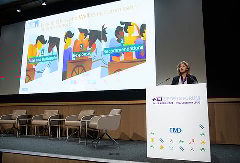 Natalie Waran esitteli Eettisyyden ja hyvinvoinnin työryhmän väliaikaisraportin kansainvälisen urheilufoorumin kokousyleisölle.