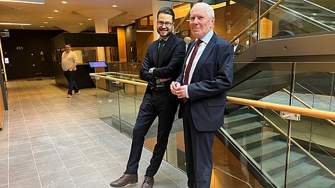 Hevosopiston entinen juristi Antti Linna kävi vain kääntymässä käräjäoikeudessa, sillä hän ei juridisesti pysty riskittömästi todistamaan. Hallituksen entistä puheenjohtajaa Thomas Steniusta kuultiin sen sijaan pitkään.