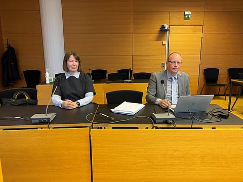 Pauliina Mansikkamäki ja Jarkko Pehkonen Helsingin käräjäoikeuden salissa numero 516.