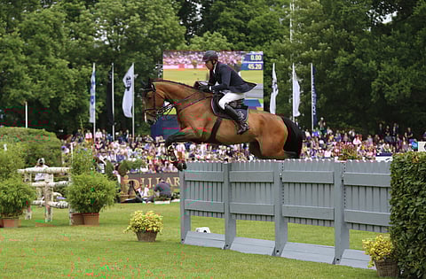Mikko Piirala ja Cayenne derbyesteillä vuonna 2019. Silloin he eivät jatkaneet finaaliin, koska Piirala arvioi hevosen liian kokemattomaksi. Tämä este on nimeltään "Palisade" ja se on numero 5. Palisadelta laukataan Grosse wall-banketille.