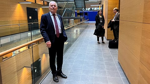 Hevosopiston hallituksen entinen puheenjohtaja Thomas Stenius käräjäoikeudessa kesäkuussa. Taustalla Pauliina Mansikkamäki ja hänen asianajajansa Jarkko Pehkonen.