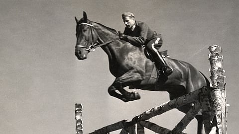 Ajan henki 74 vuotta sitten. Puolustusvoimien hevosten poistuivat Lappeenrannasta 1960-luvulla, mutta Hubertusseura jäi. Kuvanottoaikaan, vuonna 1949, armeijan hevoset olivat vielä vahvoilla, eikä seuraankaan otettu vielä ketä tahansa siviilejä. Rakuuna ja ratsumestari Haanpää hyppää koivuestettä.