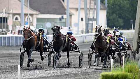 Clement Duvaldestinin kannustama Idao de Tillard (vas.) puski pää matalalla kohti Vincennesin maaliviivaa.
