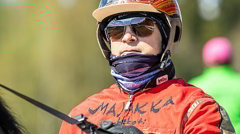 Raviohjastaja Tuomas Pakkanen ajaa Kemijärvellä.