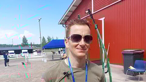 Romain Derieux hymyili Kouvolan tallialueella kilpaa auringon kanssa.