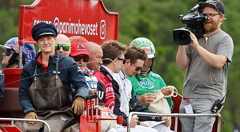 Media on paikalla myös Suur-Hollolassa ja välittää tunnelmat kotikatsomoihin.