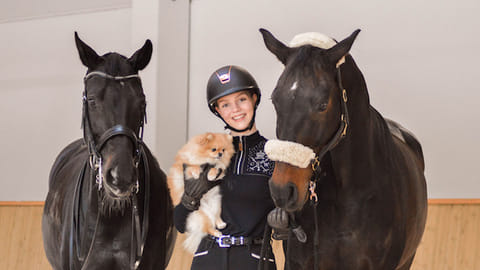 Sandrina ja Dusty sekä Minni-koira.