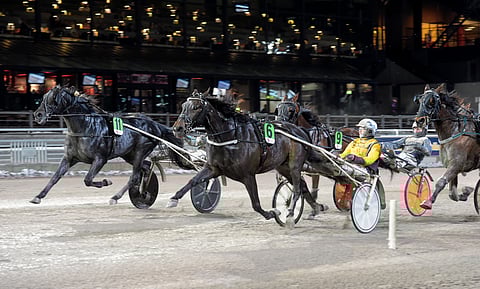 Ponssen keltaiset ajovärit kärjessä maaliin saakka. Magnus A Djusen ohjastama Global Classified voittaa Solvallaserien 650 -karsinnan huhtikuun alussa