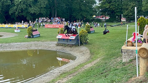 Veera Manninen ja Sir Greg Strzegomin vaikealla maastoradalla. "Tästä on luotijunan hyvä jatkaa. Seuraava pysähdys Jardyssa", totesi tyytyväinen valmentaja Petri Tolmunen.