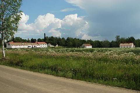 Laukon tallirakennus vasemmalla, muut rakennukset kartanon asuintaloja. Talli toimii nykyään ravintolana, Kartanokylän muodostavat talot on kunnostettu vuokra-asunnoiksi.