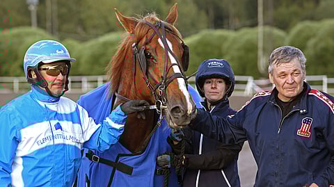 Kokardi voitti Eri-Aaronin patsaskilpailun Vermossa ja toi seremonioihin Veli-Erkki Paavolan ja Erkki Mäkipelkolan, joka on kuvassa oikealla. Mukana myös Vermon toimihenkilö Maija Fors.