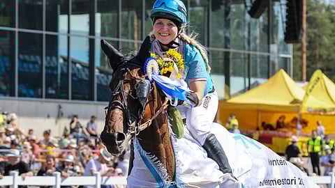 Susanne Klemola ratsasti Narzarion viime kesänä Suomen mestariksi.