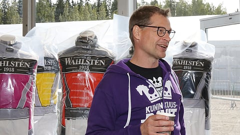 Tomi Himangalla on pitkä työura hevosalan parissa.