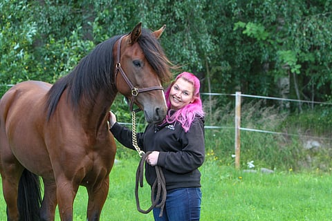 Laura Biskopin elämässä on tapahtunut viimevuosina paljon. Hän on kokenut niin tulipalon tallillaan kuin TV-julkisuutta Diili-ohjelmassa. Nyt hän jakaa hevosarkeaan somessa näyttääkseen, miten hyvin hevosista pidetään huoli.