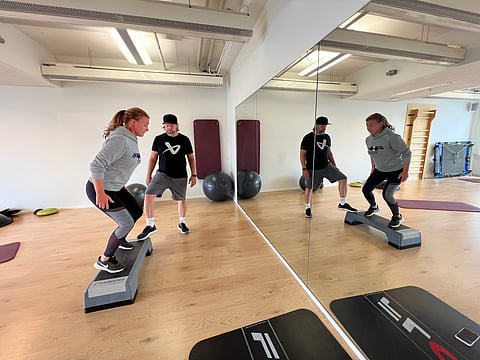 Ehtiikö SM:iin? Janna Jensen yrittää ja fysiikkavalmentaja Marko Yrjövuori on apuna. Keinoja on käytössä melkoinen arsenaali.