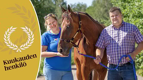 Kaj "Iivari" Ingves puolisonsa Elli Haukivuoren ja tämän hoitohevosen Mystery For Everin kanssa.